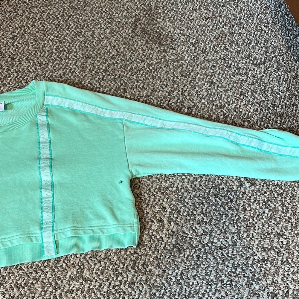 Gymshark Cropped Sweatshirt - Picture 2 of 4